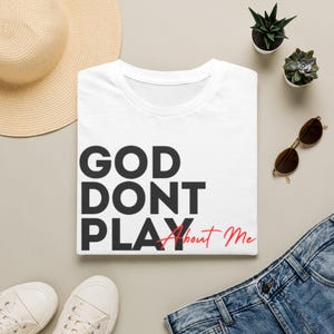 God speelt niet over mij T-shirt | T-shirt met opvallende typografie en christelijk geloof afbeelding 1