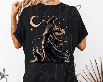 Puede incluir: Camiseta negra con una ilustración de bruja, una luna creciente, estrellas y un gato negro. La bruja lleva un sombrero y un vestido largo. El diseño tiene un tema celestial.