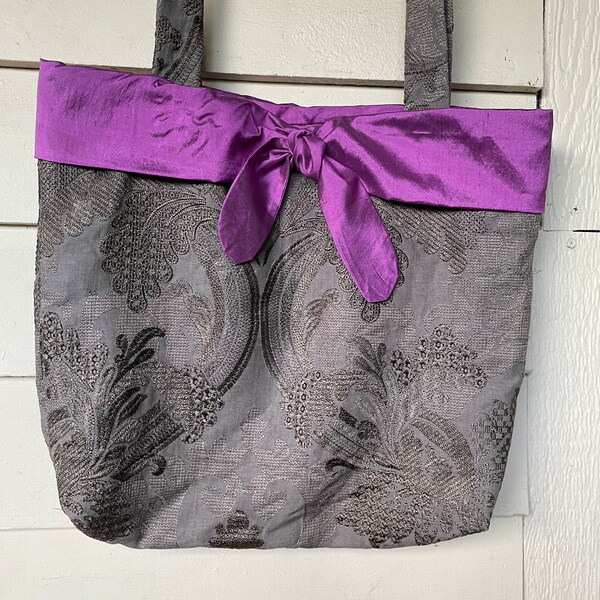 Large tote embroidered linen and silk trim