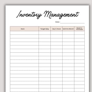 Op de afbeelding: Een wit voorraadbeheerblad met zwarte tekst en een beige koprij. Het document bevat een titel, een datumregel en een tabel met kolommen voor Item, Target Qty, Qty in Stock, Sold this Month en Need to Purchase.