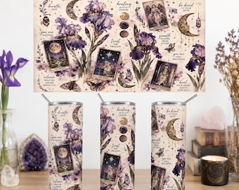 Op de afbeelding: Drie cilindrische bekers met metalen rietjes op een crèmekleurige achtergrond, versierd met paarse irissen, tarotkaarten, maanfasen en motten. De tekst bevat "breathe deep", "healing is not linear", "trust the process" en "be kind to your mind".