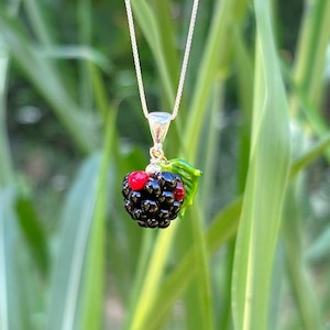 Necklace worn by mary berry hot sale