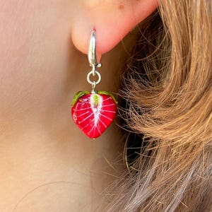 Orecchini a forma di fragola portafortuna, argento sterling 925, vetro di Murano, lavorati a mano, lavorazione a lume (versione classica)