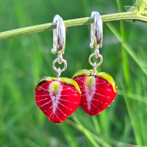 Orecchini a forma di fragola portafortuna, argento sterling 925, vetro di Murano, lavorati a mano, lavorazione a lume (versione classica)