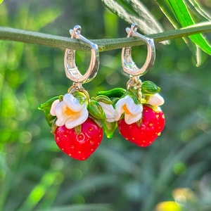 ラッキーストロベリーイヤリング、925スターリングシルバー、ムラーノガラス、ハンドメイド、ランプワーク