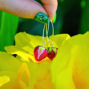 Orecchini a forma di fragola portafortuna, argento sterling 925, vetro di Murano, lavorati a mano, lavorazione a lume (versione classica)