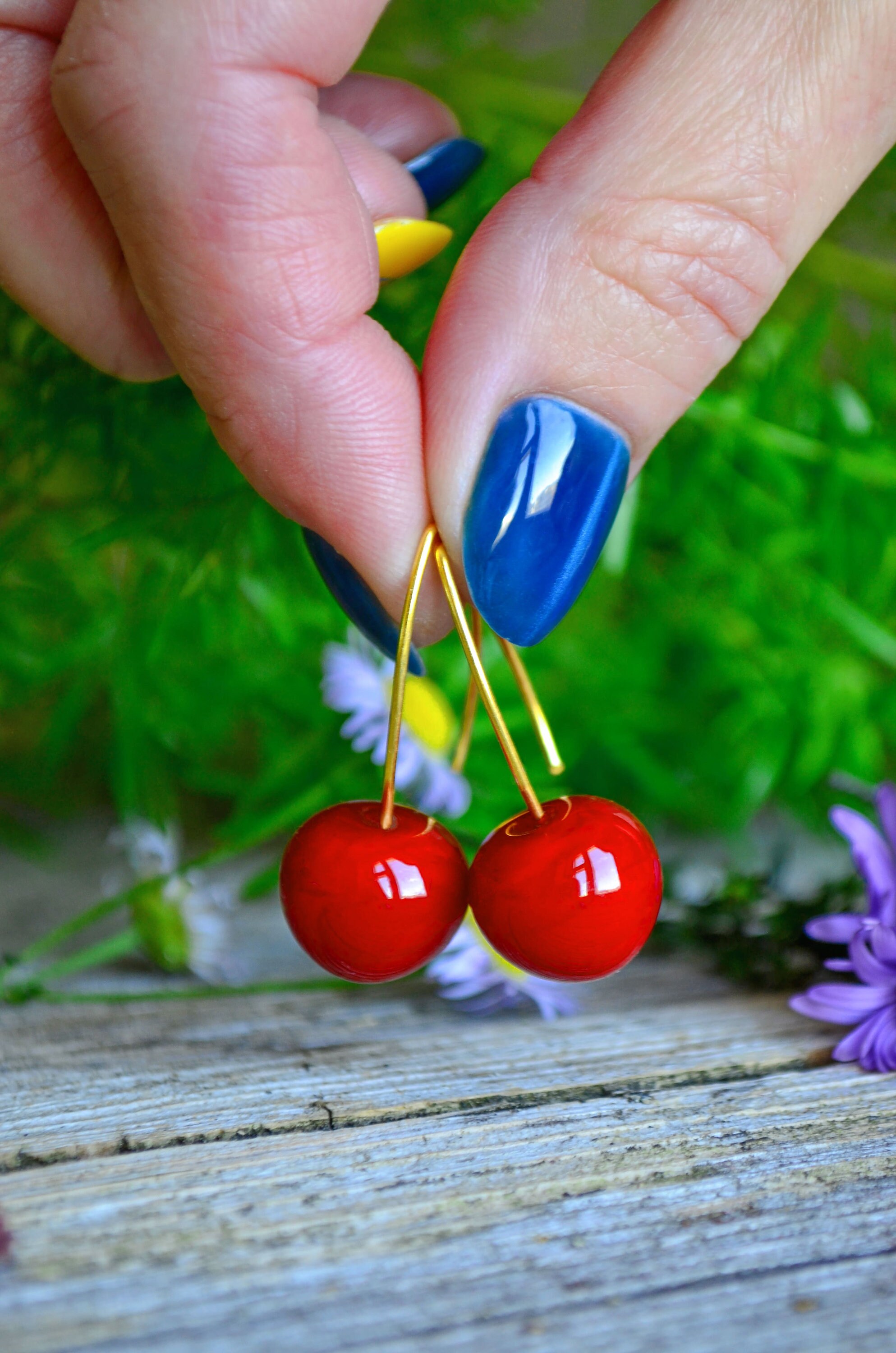 Orecchini a forma di ciliegia / Gioielli fatti a mano in argilla polimerica / Regalo originale / Cibo in miniatura / Frutta carina / Realizzati su ordinazione - Italia