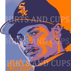 Puede incluir: Una ilustración digital de una persona que lleva una gorra de béisbol azul y naranja con la letra "S" y una estrella en la parte delantera. La persona tiene una cara morada y naranja y mira hacia la derecha. El fondo es azul y naranja con el texto "Shirts and Cups" repetido.