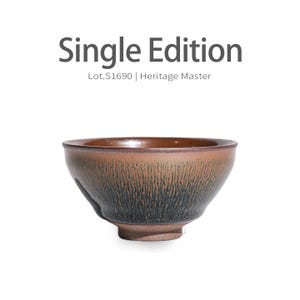 Könnte beinhalten: Eine braune Keramikschale mit dunkelgrüner und brauner strukturierter Außenseite. Die Schale hat eine weite Öffnung und einen kleinen, quadratischen Boden. Der Text "Single Edition" und "Lot.S1690 | Heritage Master" sind über der Schale zu sehen.