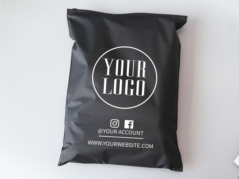 Op de afbeelding: Zwarte poly mailer met een witte cirkel met de tekst "YOUR LOGO" en de tekst "@YOUR ACCOUNT" en "WWW.YOURWEBSITE.COM" onder de cirkel.