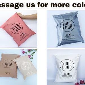 Op de afbeelding: Vier verschillende gekleurde poly mailers met een zwart cirkellogo met de tekst "YOUR LOGO" en de tekst "@YOUR ACCOUNT WWW.YOURWEBSITE.COM".