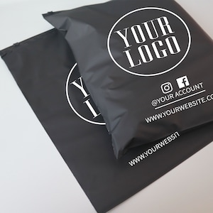 Op de afbeelding: Zwarte poly mailers met witte tekst. De tekst luidt "Your Logo", "@your account" en "www.yourwebsite.com".