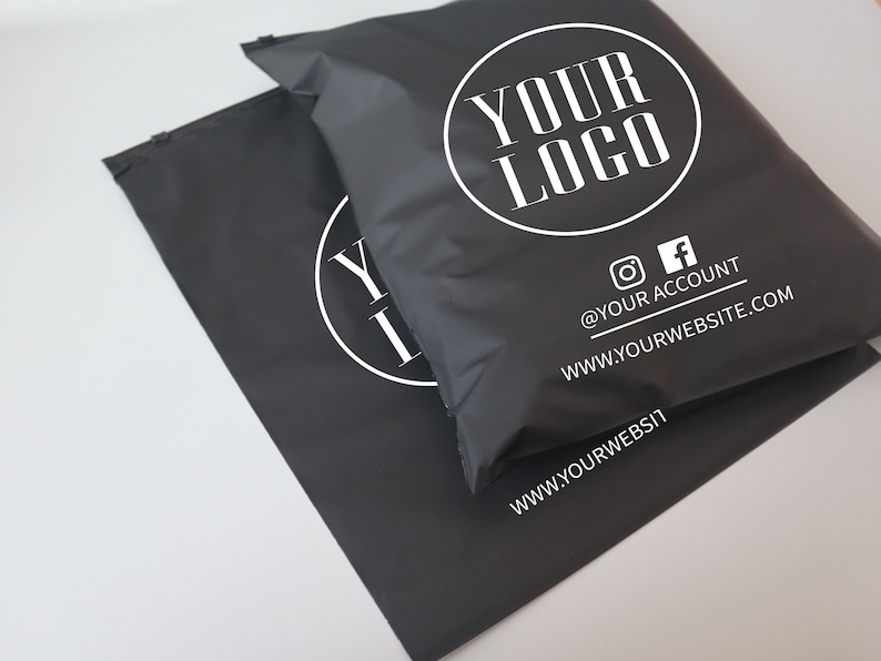 Op de afbeelding: Zwarte poly mailers met witte tekst. De tekst luidt "Your Logo", "@your account" en "www.yourwebsite.com".