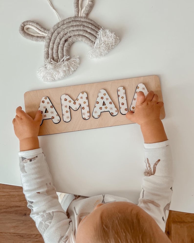 Puzzle personnalisé de nom de bébé avec des chevilles, Premier cadeau de Noël, Jouets Montessori en bois pour tout-petits image 5