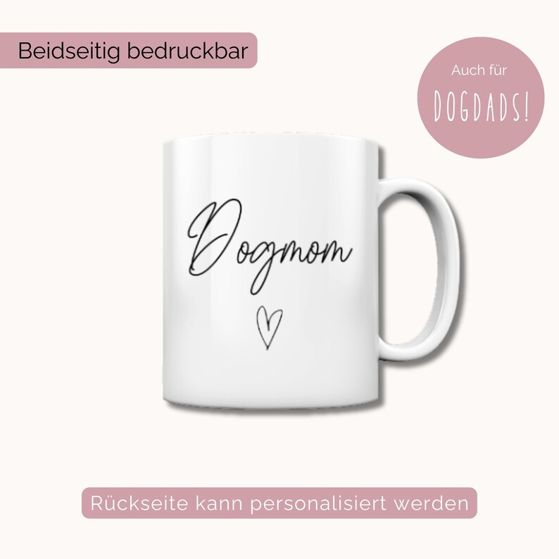 Puede incluir: Taza de cer&aacute;mica blanca con el texto "Dogmom" en escritura cursiva negra y un peque&ntilde;o coraz&oacute;n debajo. La taza est&aacute; impresa por ambos lados y la parte posterior se puede personalizar.