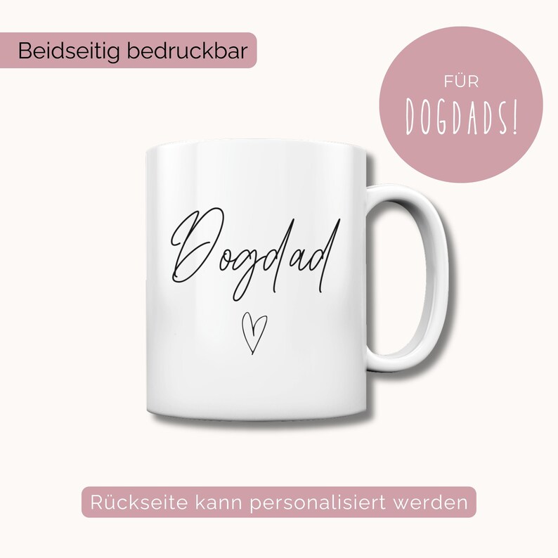 Puede incluir: Taza de cer&aacute;mica blanca con texto negro que dice "Dogdad" con un peque&ntilde;o coraz&oacute;n debajo. El texto "For Dogdads!" est&aacute; en un c&iacute;rculo rosa en la parte superior de la imagen. El texto "Beidseitig bedruckbar" est&aacute; en la parte superior izquierda de la imagen. El texto "R&uuml;ckseite kann personalisiert werden" est&aacute; en la parte inferior de la imagen.