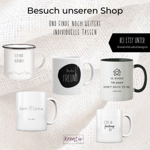 Puede incluir: Seis tazas de cer&aacute;mica blanca diferentes con texto y dise&ntilde;os negros. Las tazas presentan lemas como "Mejor amigo", "Tengo wanderlust" y "C'est la fucking vie".