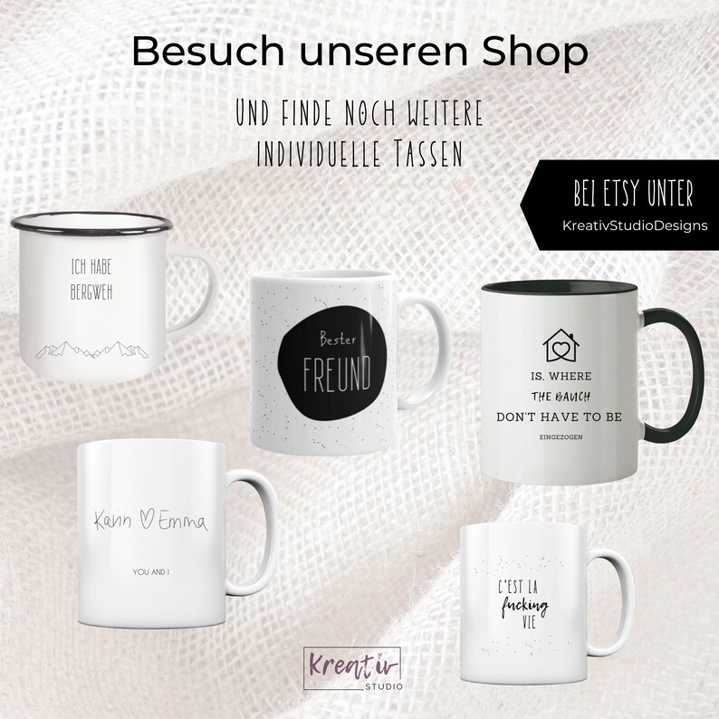 Puede incluir: Seis tazas de cer&aacute;mica blanca diferentes con texto y dise&ntilde;os negros. Las tazas presentan lemas como "Mejor amigo", "Tengo wanderlust" y "C'est la fucking vie".