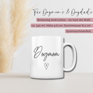 Puede incluir: Taza de cer&aacute;mica blanca con una inscripci&oacute;n negra que dice "Dogmom" con un peque&ntilde;o coraz&oacute;n debajo. La taza mide 9,6 cm de alto y 8,3 cm de di&aacute;metro. Es apta para lavavajillas.