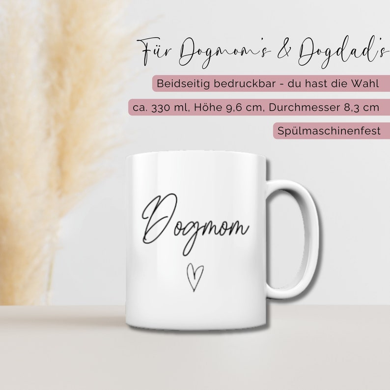 Puede incluir: Taza de cer&aacute;mica blanca con una inscripci&oacute;n negra que dice "Dogmom" con un peque&ntilde;o coraz&oacute;n debajo. La taza mide 9,6 cm de alto y 8,3 cm de di&aacute;metro. Es apta para lavavajillas.
