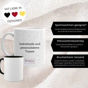 Puede incluir: Taza de cer&aacute;mica blanca con borde negro y dise&ntilde;o moteado. La taza tiene el texto "Individuelle und personalisierte Tassen" y "Kreativ Studio" impreso en ella. La taza se muestra sobre un fondo de arpillera con texto sobre las caracter&iacute;sticas de la taza, incluyendo apta para lavavajillas, apta para microondas y env&iacute;o a prueba de roturas.