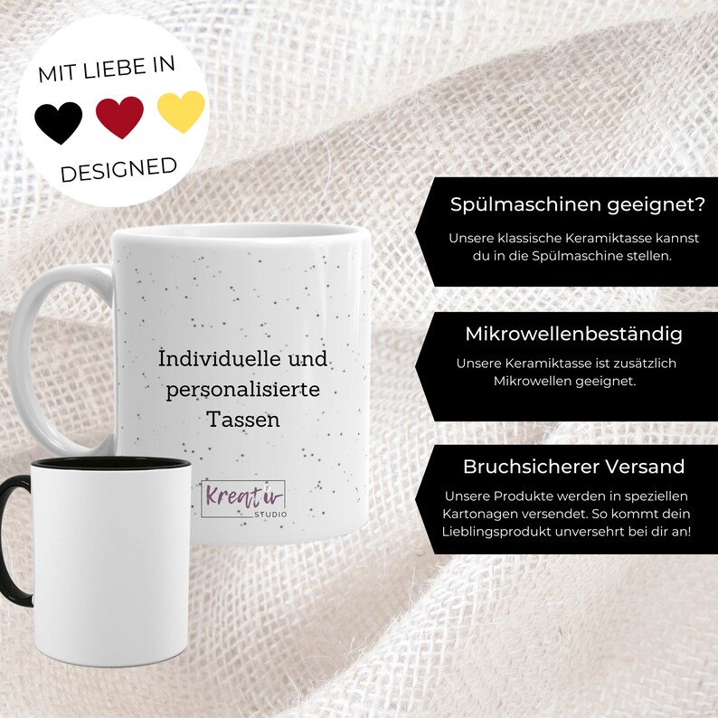 Puede incluir: Taza de cer&aacute;mica blanca con borde negro y dise&ntilde;o moteado. La taza tiene el texto "Individuelle und personalisierte Tassen" y "Kreativ Studio" impreso en ella. La taza se muestra sobre un fondo de arpillera con texto sobre las caracter&iacute;sticas de la taza, incluyendo apta para lavavajillas, apta para microondas y env&iacute;o a prueba de roturas.