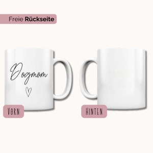 Puede incluir: Taza de cer&aacute;mica blanca con una inscripci&oacute;n negra que dice "Dogmom" con un peque&ntilde;o coraz&oacute;n debajo. La taza se muestra desde el frente y la parte posterior.