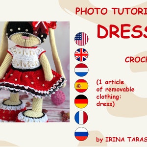 Pode incluir: Boneca de coelho de crochê vestindo um vestido vermelho e branco, chapéu preto e sapatos combinando. O vestido é adornado com pérolas. Inclui o texto "PHOTO TUTORIAL DRESS CROCHET".