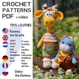 Puede incluir: Dos animales de peluche tejidos a mano, una jirafa amarilla llamada Rooney y un burro azul llamado Daisy. La jirafa lleva una camisa a rayas, un peto verde y botas. El burro lleva un peto amarillo y un bolso marrón. Texto: CROCHET PATTERNS PDF +video.