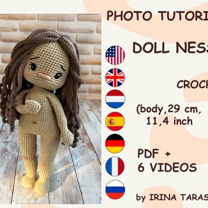 Peut inclure: Patron de poupée au crochet pour une poupée nommée Nessie. La poupée mesure 29 cm de haut et est réalisée en fil beige. Le patron comprend un PDF et 6 vidéos. Le patron est disponible en anglais, français, allemand, néerlandais, espagnol, italien, polonais, portugais et russe.