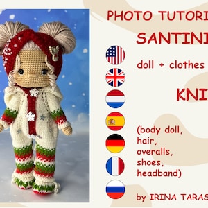Può includere: Una bambola fatta a mano all'uncinetto di nome Santini, che indossa un completo bianco e rosso con dettagli a forma di fiocco di neve e stella. La bambola ha una fascia rossa e capelli castano chiaro. L'immagine include il testo "PHOTO TUTORIAL SANTINI doll + clothes KNIT".