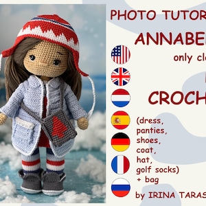 Puede incluir: Una muñeca de crochet con un sombrero rojo y blanco, un abrigo azul, pantalones a rayas rojas y blancas y una bolsa roja con un diseño de árbol blanco. La muñeca sostiene una bolsa a rayas blancas y rojas. La imagen incluye el texto "PHOTO TUTORIAL ANNABELLE only clothes PDF CROCHET (dress, panties, shoes, coat, hat, golf socks) + bag by IRINA TARASOVA".