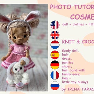 Könnte beinhalten: Eine Häkelpuppe mit rosa und weißer Kleidung, einem rosa und weißen Hasenohren-Stirnband und einem weißen Häkelhasen in ihren Armen. Die Puppe hält den Hasen vor sich. Die Puppe steht auf einer Holzoberfläche. Der Hintergrund ist ein verschwommenes Bild von Blumen. Der Text "PHOTO TUTORIAL COSMEA doll + clothes + little bunny KNIT & CROCHET (body doll, hair, dress, panties, shoes, hair band with bunny ears, bag + little toy bunny) by IRINA TARASOVA" befindet sich in der oberen rechten Ecke des Bildes.