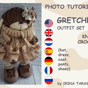 Pode incluir: Uma boneca de coelho de crochê com um chapéu marrom, um vestido marrom com acabamento de renda, um casaco marrom, calças marrons e sapatos marrons. A boneca está em pé sobre uma superfície de madeira. A imagem inclui o texto "PHOTO TUTORIAL", "GRETCHEN OUTFIT SET", "KNIT & CROCHET", "(chapéu, vestido, casaco, calças, sapatos)" e "by IRINA TARASOVA".