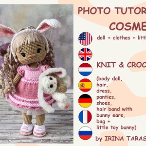 以下が含まれることがあります： ピンクのドレスとウサギの耳をつけた、かぎ針編みの人形が、小さな白いウサギのかぎ針編みを抱えています。人形は茶色の髪をしていて、木製の表面に立っています。画像には、「PHOTO TUTORIAL COSMEA doll + clothes + little bunny KNIT & CROCHET (body doll, hair, dress, panties, shoes, hair band with bunny ears, bag + little toy bunny) by IRINA TARASOVA」というテキストが含まれています。