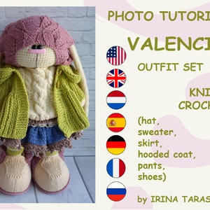 Pode incluir: Um conjunto de roupa de croch&ecirc; para um brinquedo de pel&uacute;cia, incluindo um chap&eacute;u, um su&eacute;ter, uma saia, um casaco com capuz, cal&ccedil;as e sapatos. O traje &eacute; em tons de rosa, verde e azul. O conjunto &eacute; chamado de "Valencia Outfit Set" e &eacute; de "Irina Tarasova".