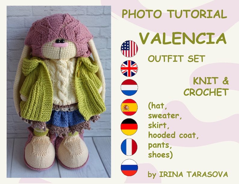 Pode incluir: Um conjunto de roupa de croch&ecirc; para um brinquedo de pel&uacute;cia, incluindo um chap&eacute;u, um su&eacute;ter, uma saia, um casaco com capuz, cal&ccedil;as e sapatos. O traje &eacute; em tons de rosa, verde e azul. O conjunto &eacute; chamado de "Valencia Outfit Set" e &eacute; de "Irina Tarasova".