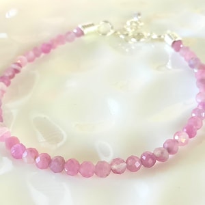 Zarte Rosa Turmalin Gold oder Silber 3 mm Facettierte Edelsteine Muttertagsgeschenk Minimalist Armband Oktober Geburtsstein Sternzeichen Armband