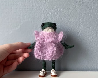 Miss Lily, knitted frog