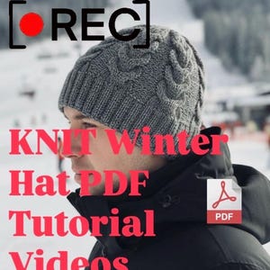 Puede incluir: Primer plano de un gorro de invierno gris tejido con trenzas. El texto "REC" y "KNIT Winter Hat PDF Tutorial Videos" en rojo están superpuestos. También es visible un icono PDF. El gorro lo lleva una persona.