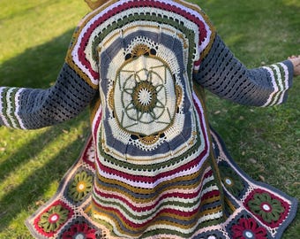 Gehäkelte Strickjacke im persischen Mandala-Design: Boho-Patchworkjacke mit farbenfrohem Blumenmuster