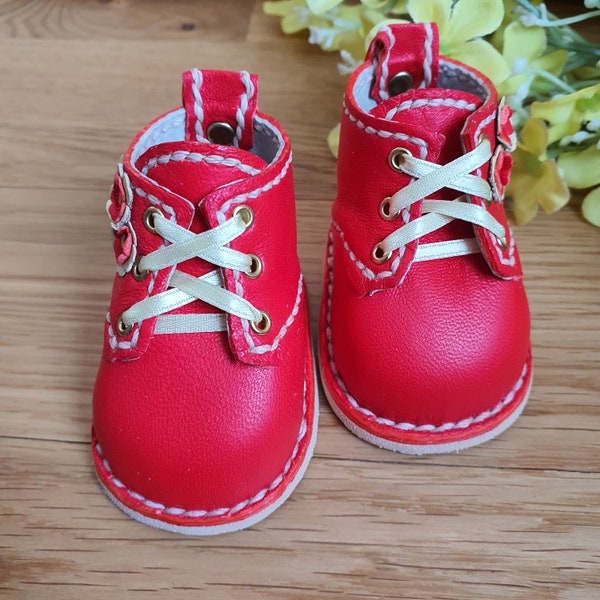 Boots für Müller Wichtel Puppe 6 cm lang, 3,5 cm breit, rot mit Blumen.