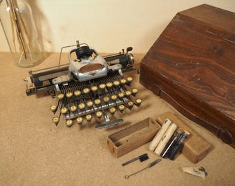 Blickensderfer Aluminium-Schreibmaschine (1910), seltene antike tragbare Schreibmaschine, seltenes Vintage-Modell mit Unterkoffer und Ersatztypen