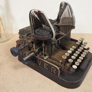 Typewriter OLIVER 2 (1899) very rare early model Low serial# for collectors decals original writing collectible bat wing schreibmaschine