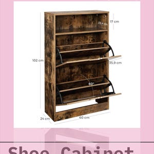 K&ouml;nnte beinhalten: Ein braunes Schuhregal aus Holz mit drei Regalbrettern und einer Klappt&uuml;r. Das Regal ist 60 cm breit, 102 cm hoch und 17 cm tief. Das Regal hat eine rustikale Oberfl&auml;che und ist mit "Schuhschrank" beschriftet.