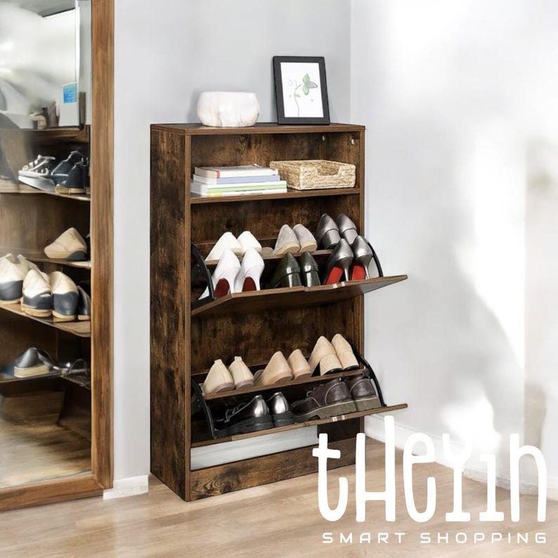 K&ouml;nnte beinhalten: Ein braunes Schuhregal aus Holz mit drei Regalbrettern. Die Regalbretter sind mit Schuhen gef&uuml;llt, darunter High Heels, Ballerinas und Sneakers. Das Schuhregal hat eine abgenutzte Oberfl&auml;che und einen Metallrahmen. Das Schuhregal ist unten rechts mit "the" beschriftet.