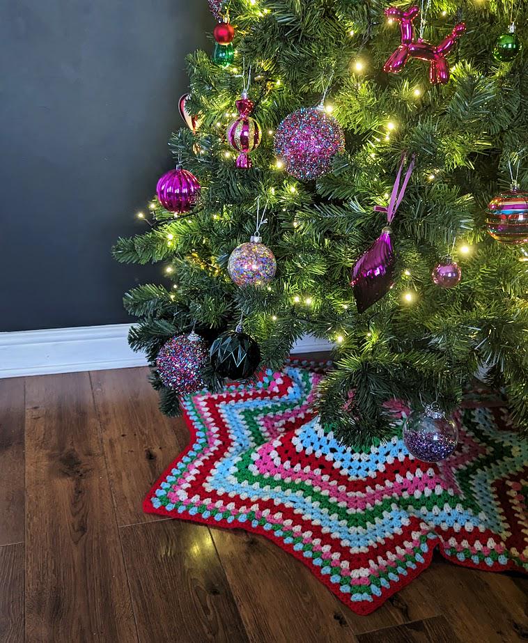 40 Free Christmas Crochet Patterns – Creative Projects 16 Granny Stardust Christmas Tree Skirt Crochet