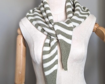 Bufanda triangular de merino y cachemira tejida a mano: pasamontañas de rayas verde salvia