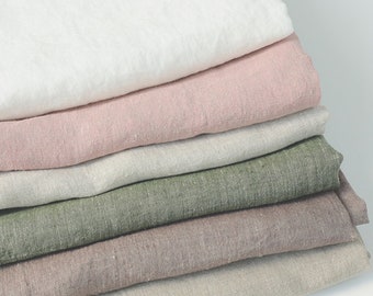 Puede incluir: Un conjunto de seis muestras de tela en varios colores, incluyendo blanco, rosa, beige, verde y marrón. La tela parece ser lino.