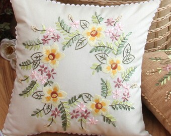 花柄刺繍クッションカバー 6点セット プチポワン調のおしゃれなクッションカバー、花柄の刺繍が華やかな赤い